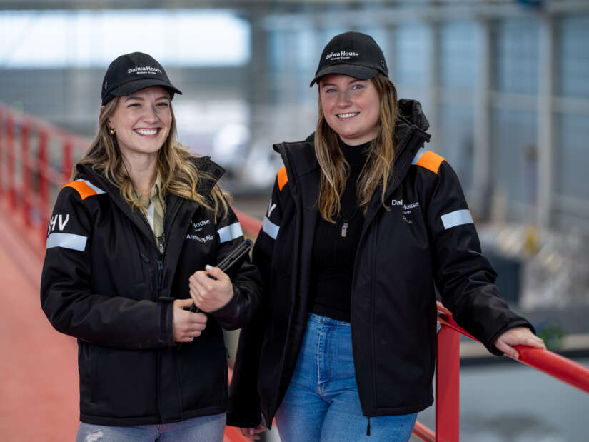 vrouwen medewerkers lachend in de fabriekshal