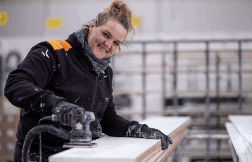 Vrouwelijke medewerker van Daiwa House Modular Europe / Jan Snel hout aan het schuren - zij instromer