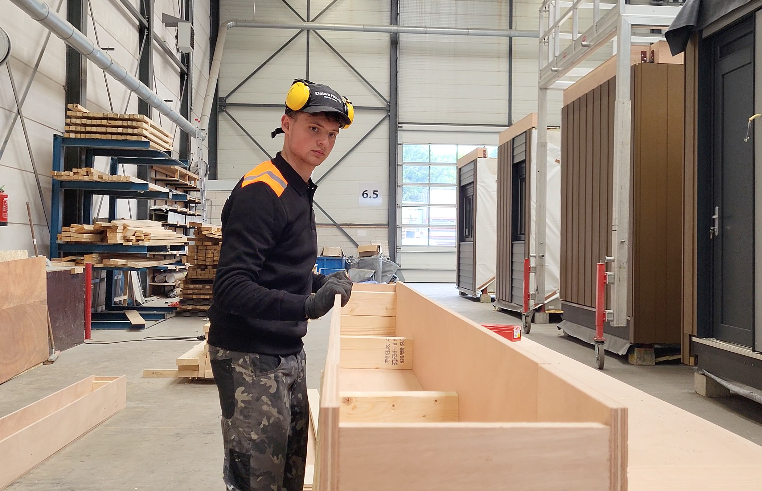 Collega Niels aan het werk bij Daiwa House Modular Europe / Jan Snel