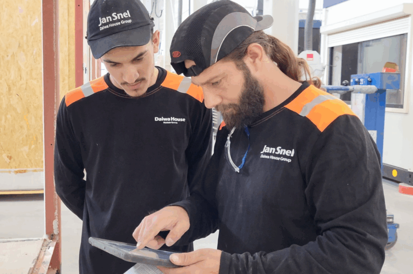 Twee medewerkers van Daiwa House Modular Europe / Jan Snel aan het controleren op tablet