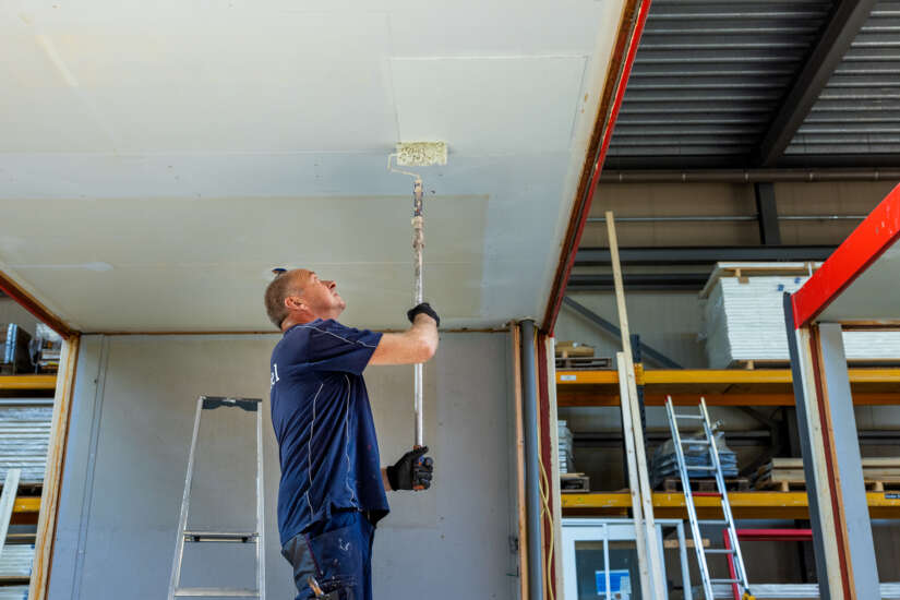 Medewerker is een plafond aan het schilderen