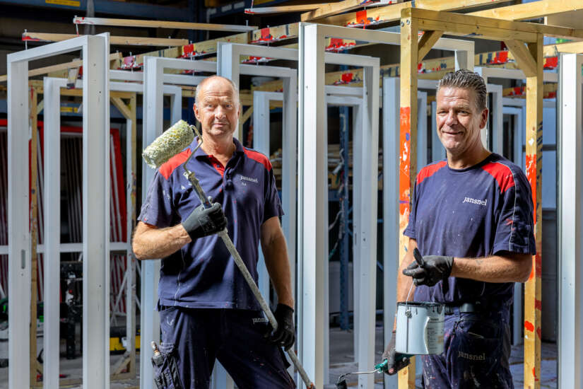 Schilder medewerkers in werkkleding