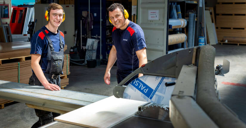 productiemedewerkers lachen tijdens het werk
