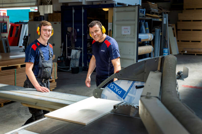Twee medewerkers in de productiehal aan het werk.