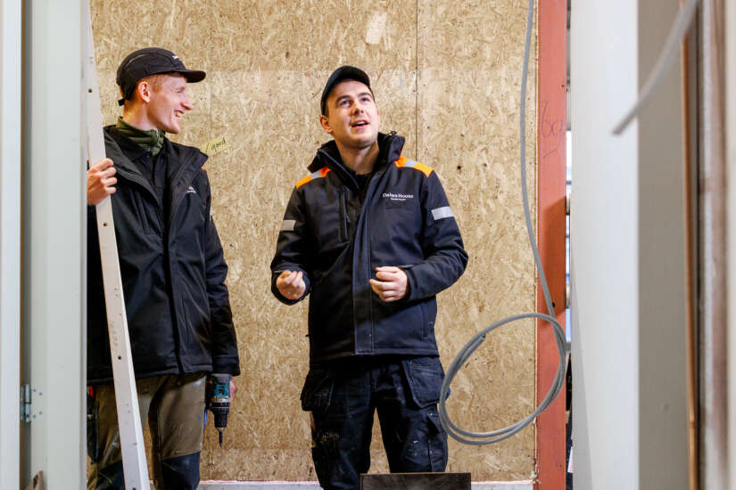 Twee medewerkers van productie installatietechniek