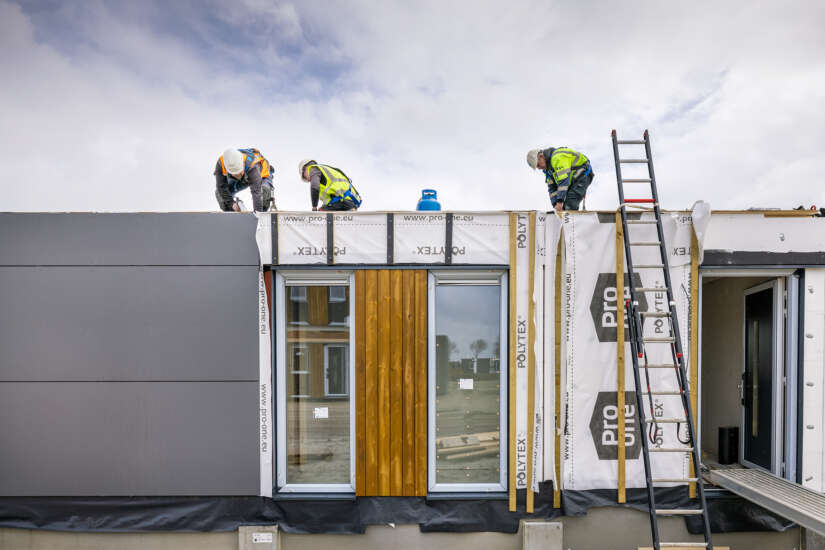 Medewerkers aan het werk op het dak
