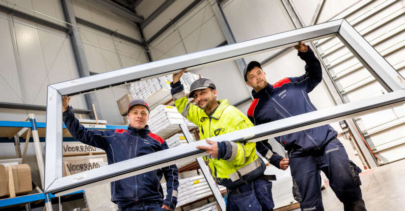 productiemedewerkers hebben een kozijn vast
