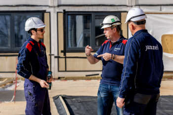 Constructors on constructorsite medewerkers in overleg op bouwplaats
