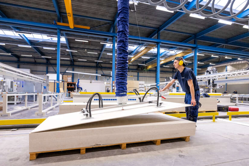 Medewerker aan het werk met hout robot