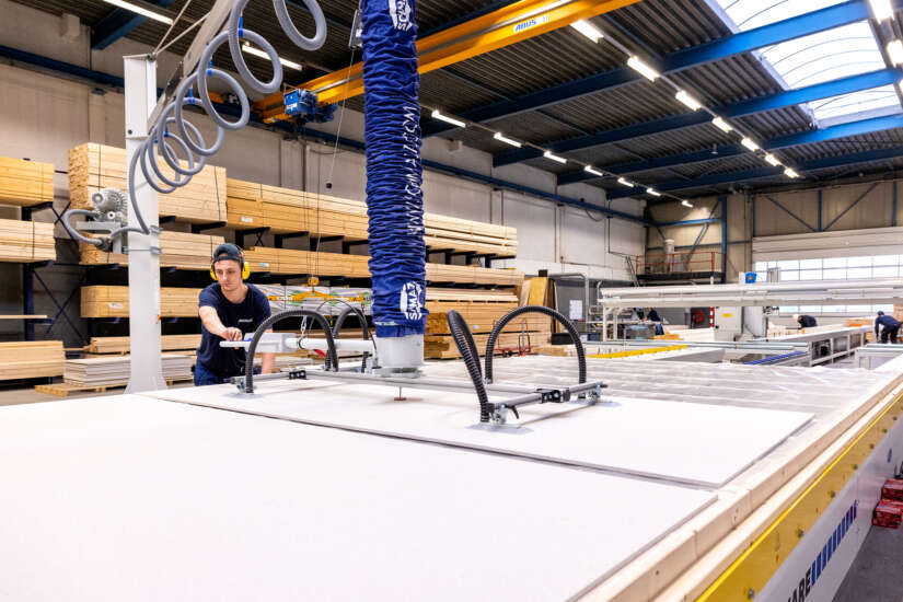 Medewerker aan het werk bij houtrobot