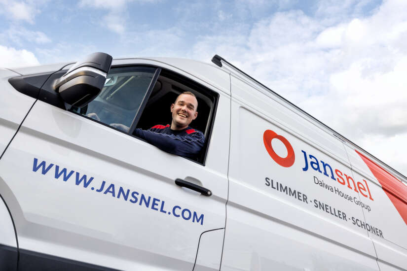 Servicemonteur in Jan Snel bus