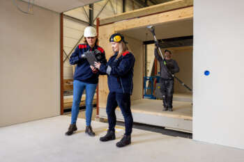 Twee productie collega's in gesprek met tablet