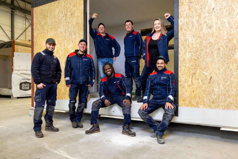 Team foto van Daiwa House Modular Europe medewerkers lachend