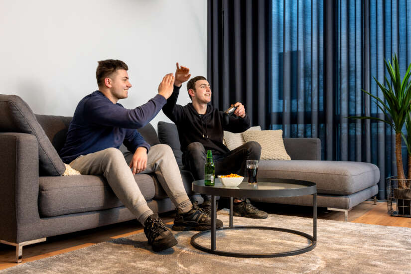 Medewerkers van productie bij de vrijdagmiddag borrel