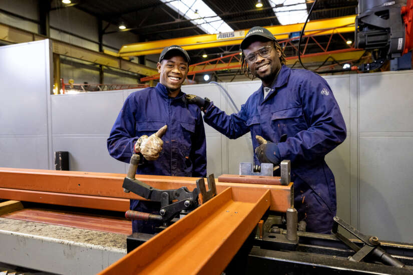 Twee medewerkers in de fabriek van Daiwa House Modular Europe.