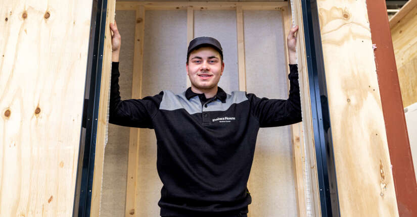 Medewerker van Daiwa House Modular Europe staat in module lachend