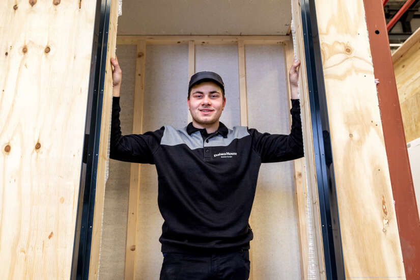Daiwa House Modular Europe en Jan Snel medewerker staat in een woningbouw project