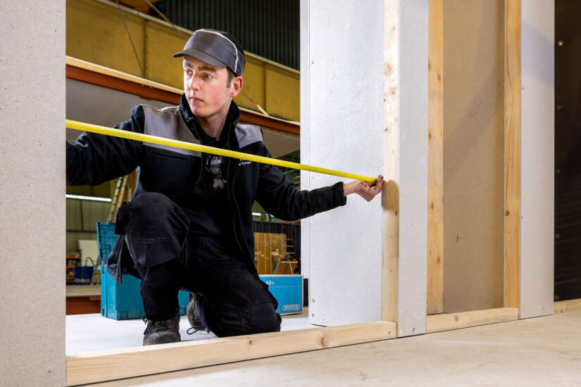 Medewerker van Daiwa House Modular Europe / Jan Snel aan het inmeten