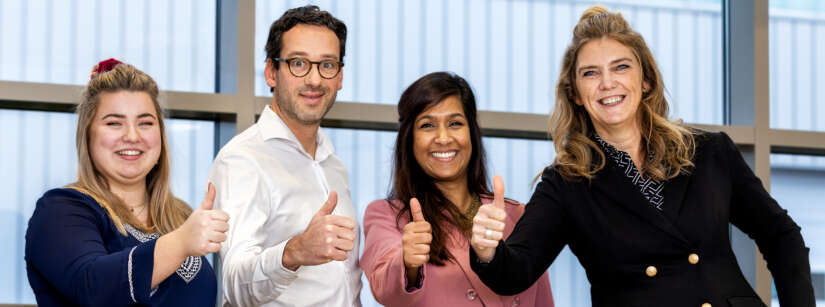 Medewerkers met duim omhoog