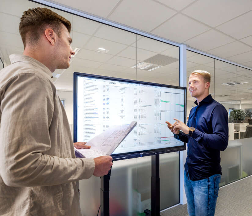 Collega's cijfers presenteren van Daiwa House Modular Europe / Jan Snel
