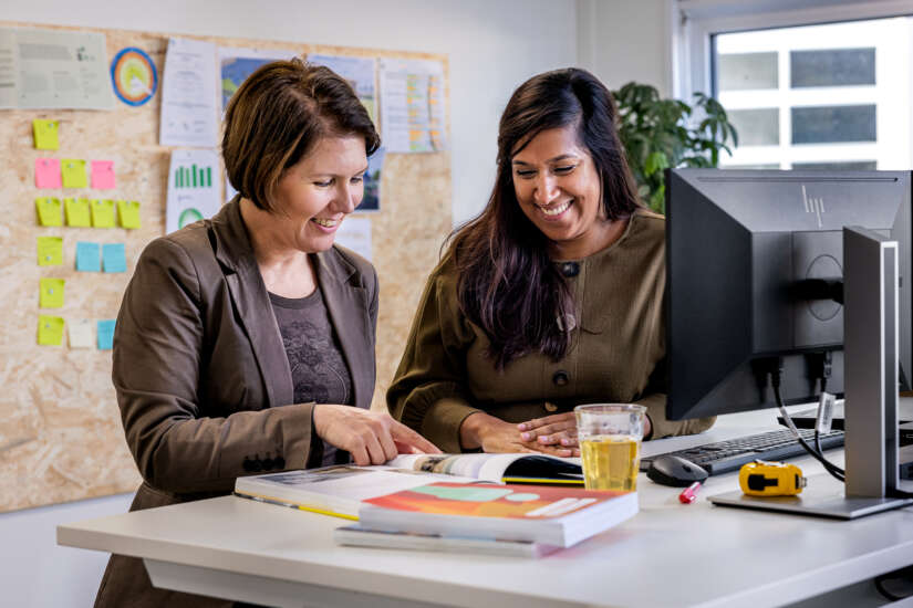 Zlata met collega aan het werk