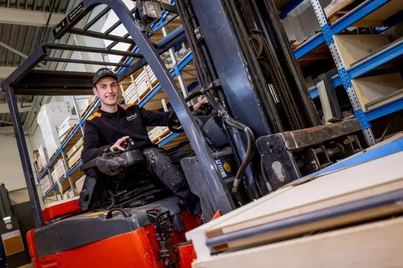 stagiaire op machine in de productieha;