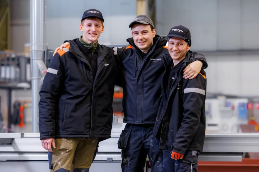 stagiaires lachend in de productiehal van dhme